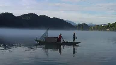2K实拍渔夫渔船湖面视频的预览图